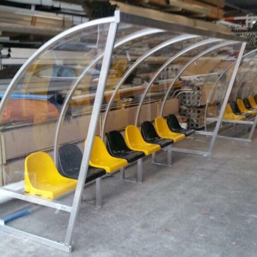 Dugout voetbal model 150 67 Dugouts model DO150. Leverbaar in lengtes van 3-6 meter. Afgebeeld dugout model DO150, 4 meter met kuipstoeltjes in clubkleuren